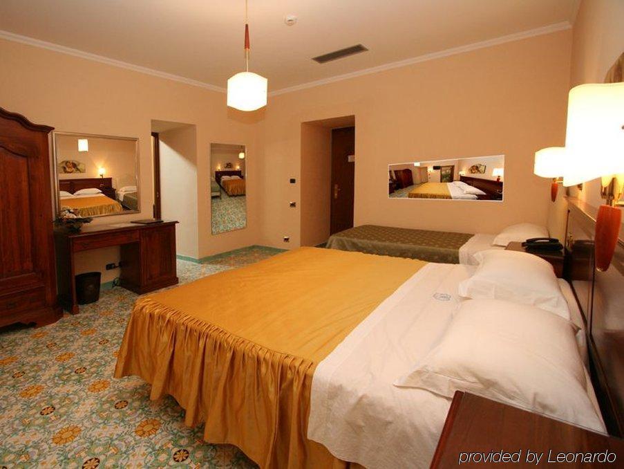 La Panoramica Hotel Кастелламмаре-ди-Стабия Экстерьер фото