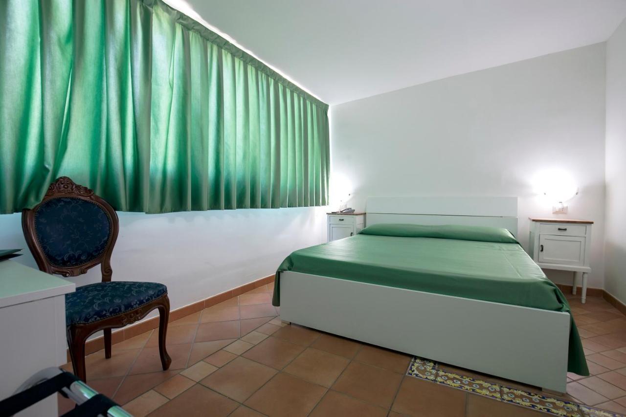 La Panoramica Hotel Кастелламмаре-ди-Стабия Экстерьер фото