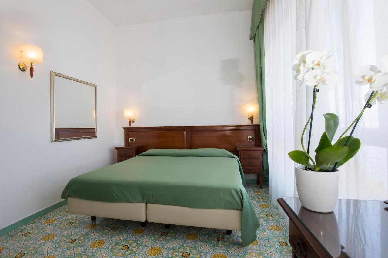 La Panoramica Hotel Кастелламмаре-ди-Стабия Экстерьер фото