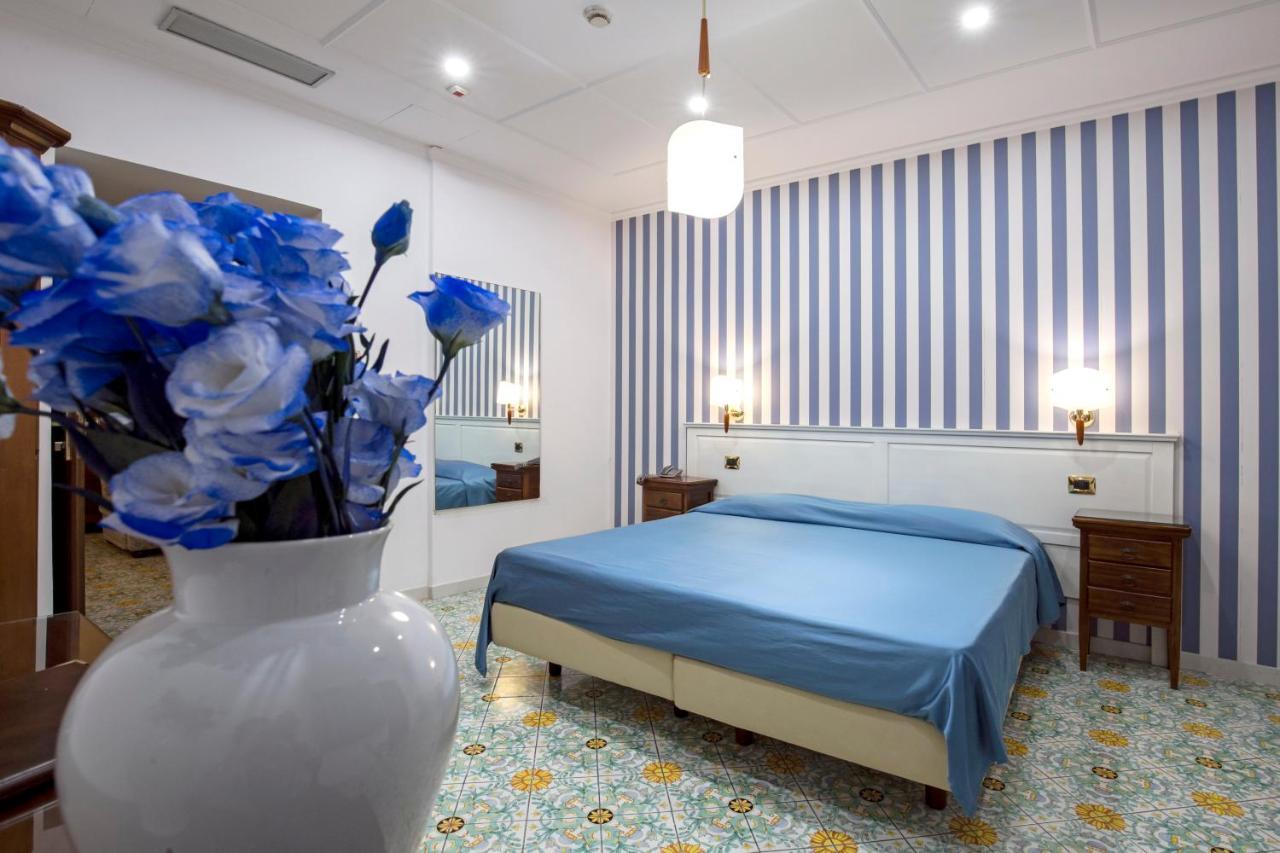La Panoramica Hotel Кастелламмаре-ди-Стабия Экстерьер фото
