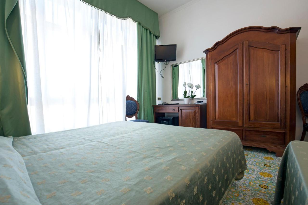 La Panoramica Hotel Кастелламмаре-ди-Стабия Экстерьер фото