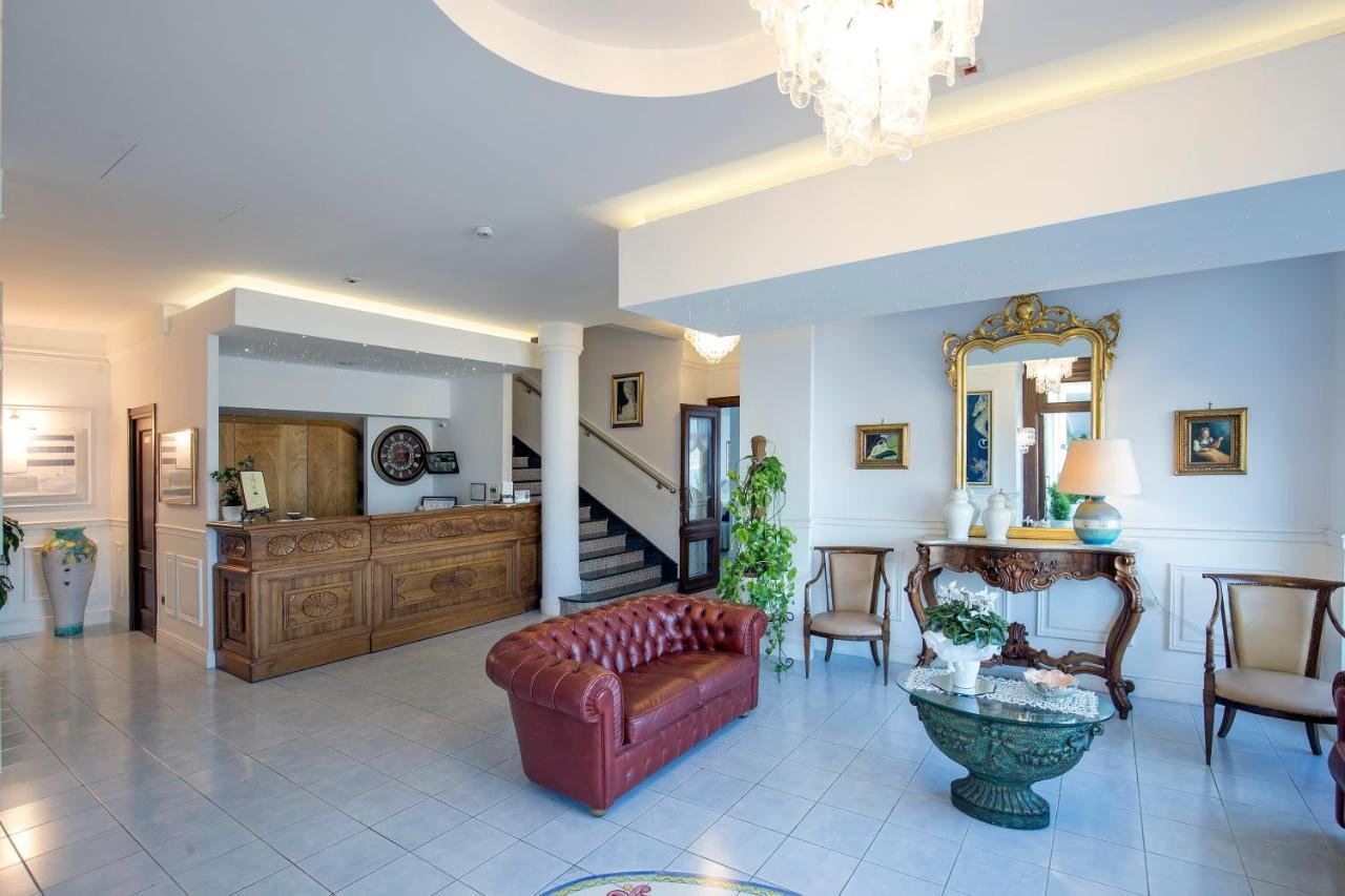 La Panoramica Hotel Кастелламмаре-ди-Стабия Экстерьер фото